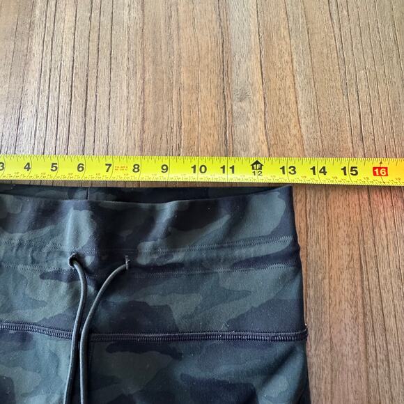 Vuori Green Camo Daily Legging - Size M - Picture 4 of 6